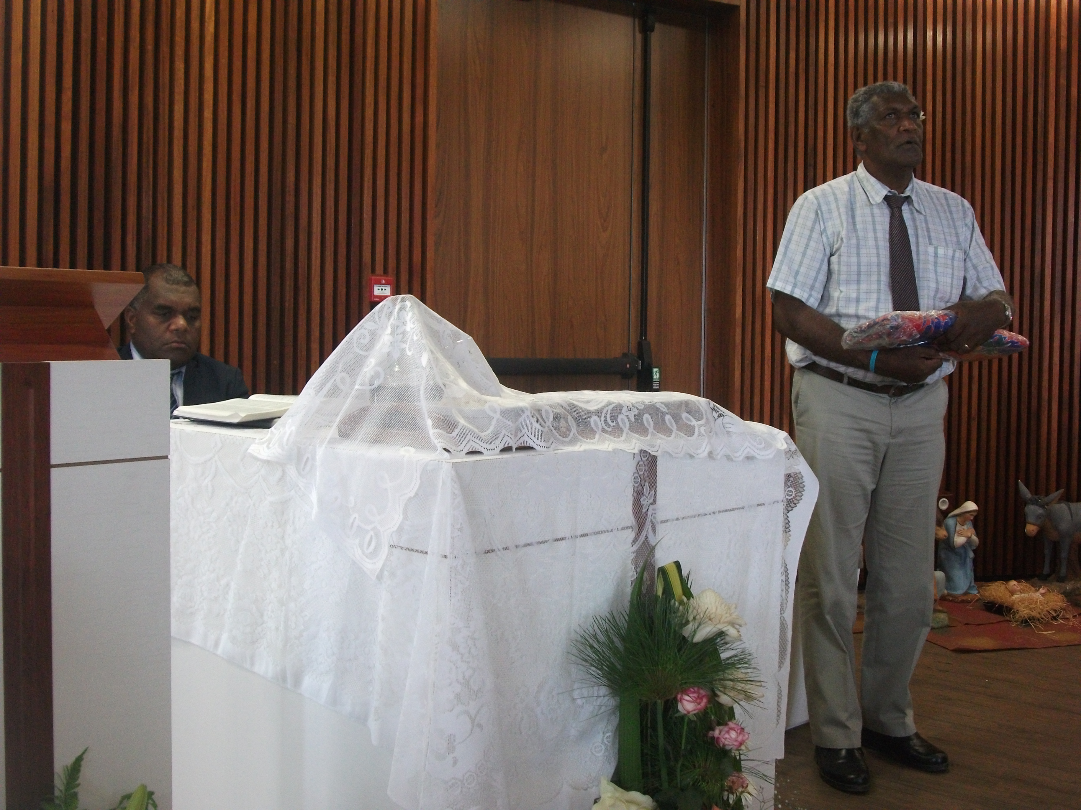 Pasteur WAKAINE Wakira Président de l'EPKNC et pasteur HAMU Belë, lors de la présentation d'un geste coutumier avant de commencer le culte