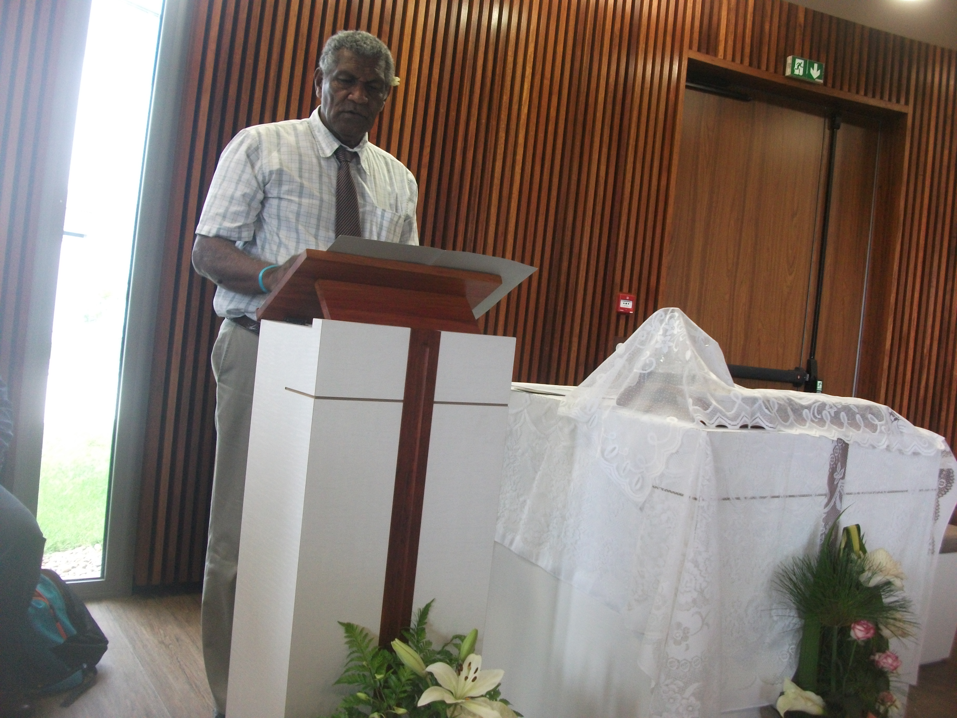 Pasteur WAKAINE Wakira, Président de l'EPKNC, anime le premier culte au médipole