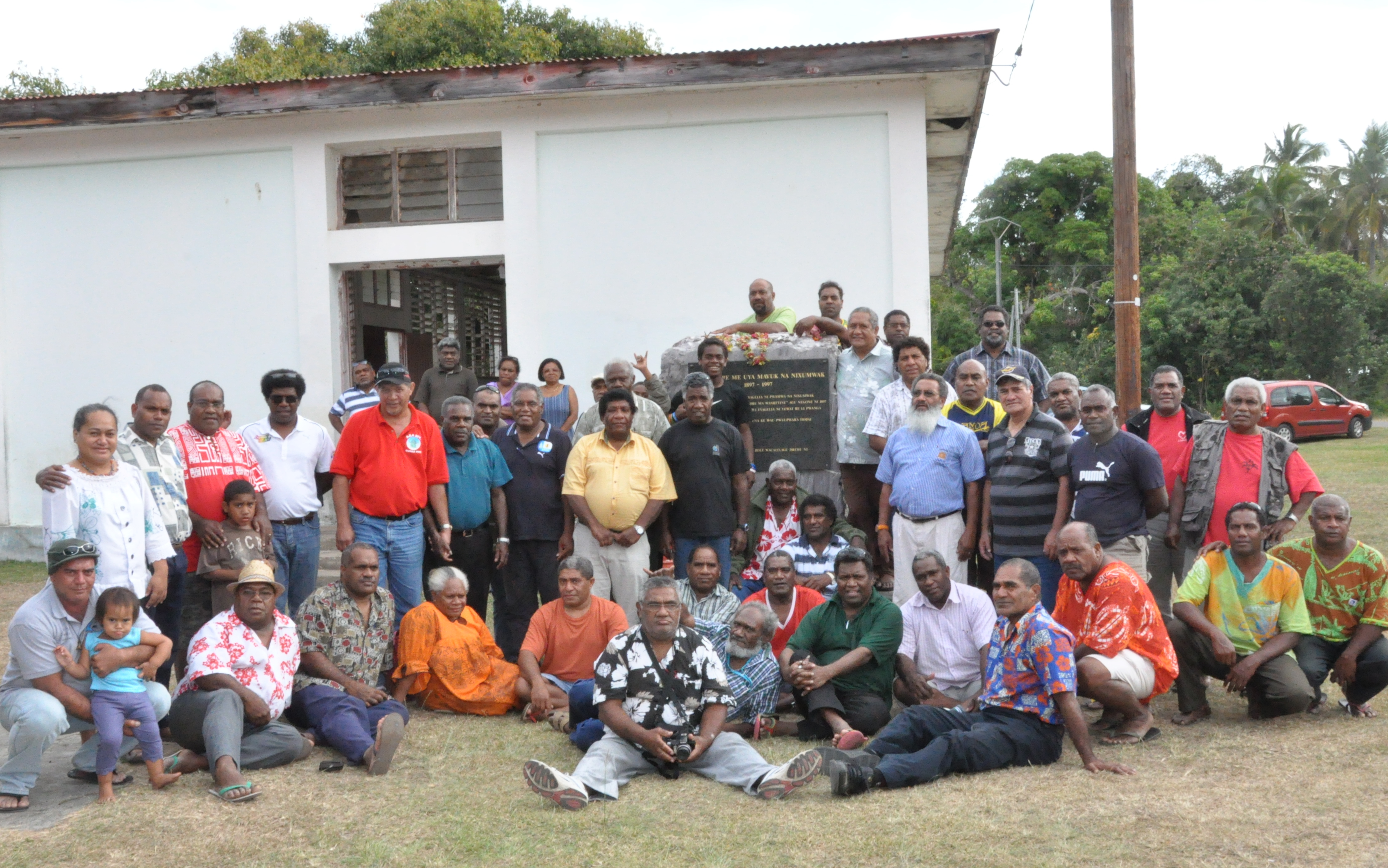 Les délégués du synode devant le temple de Wanap Les délégués du synode devant le temple de Wanap