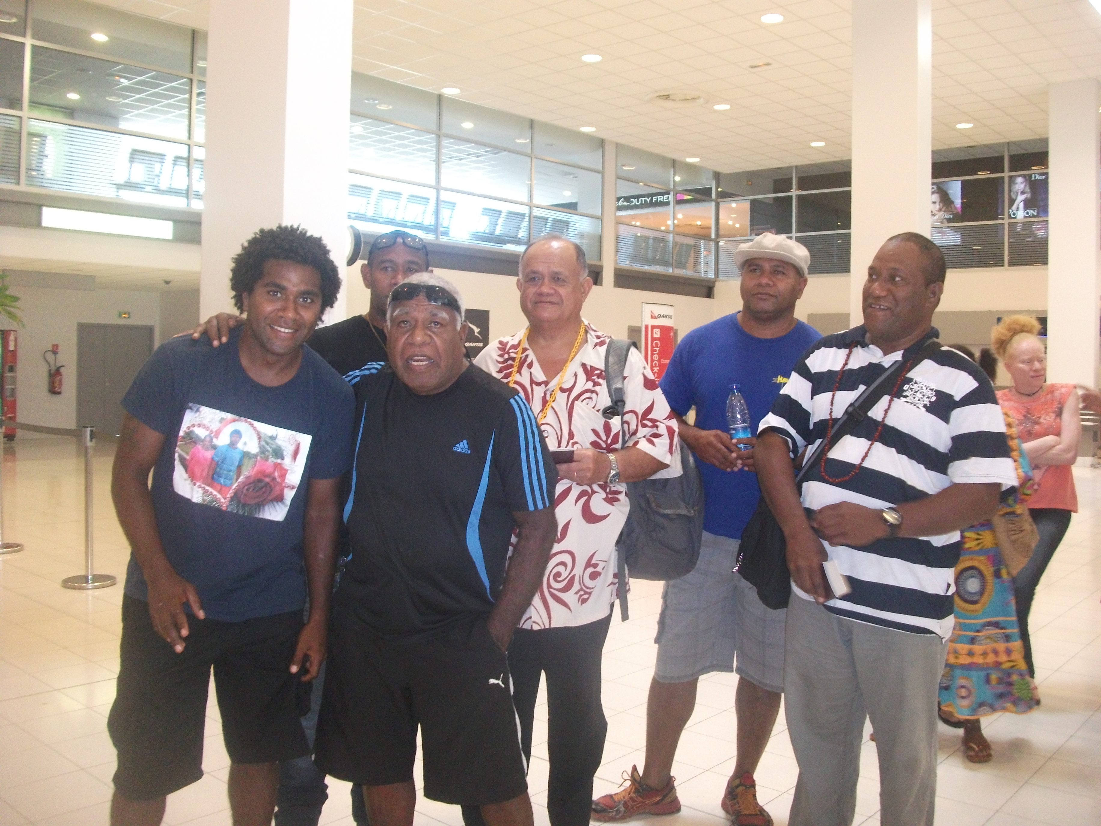 A Tontouta avec quelques membres de la famille avant le départ pour Maohi Nui