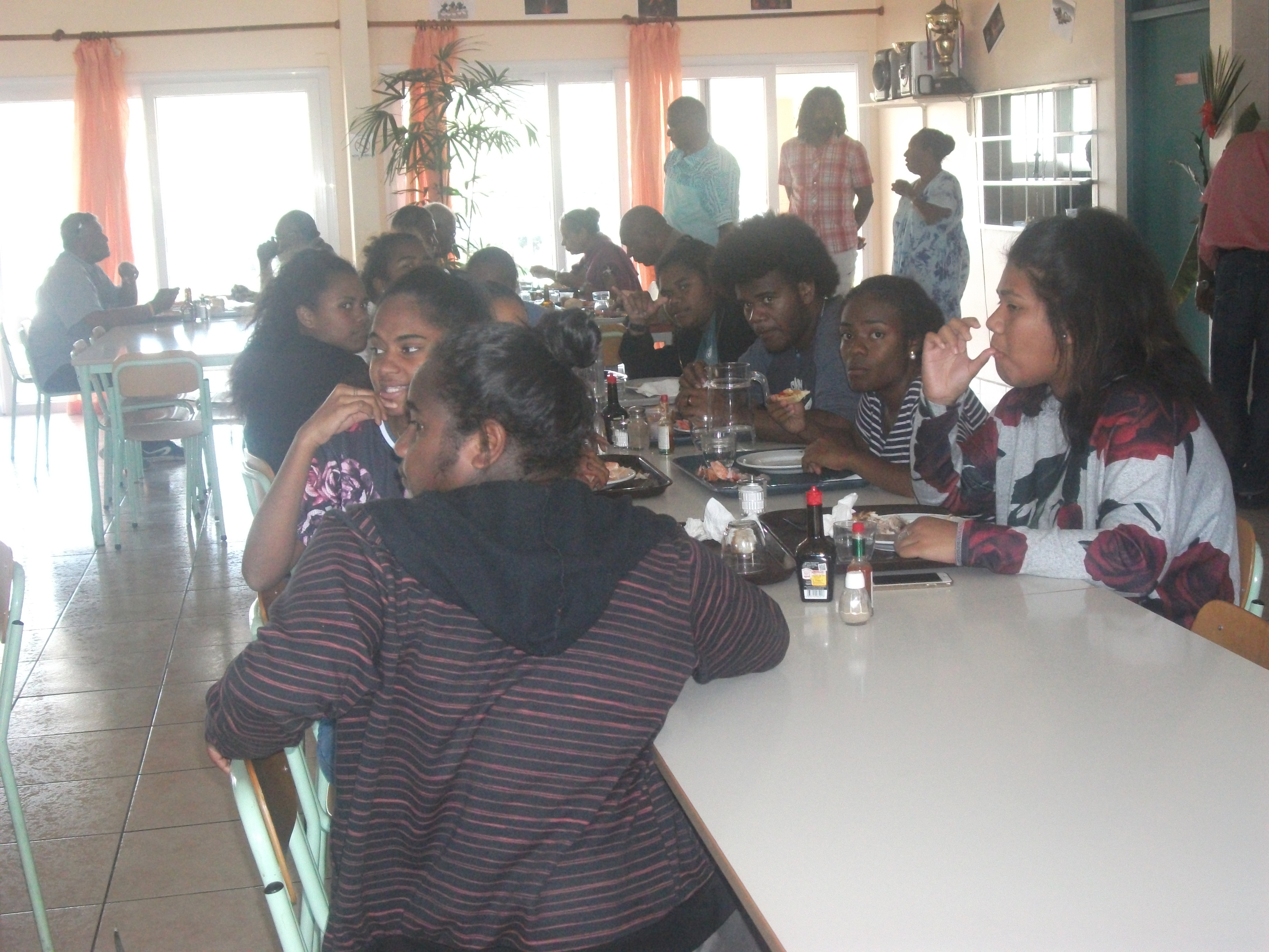 Repas au campus des îles avec les enfants qui révisent pour le baccalauréat
