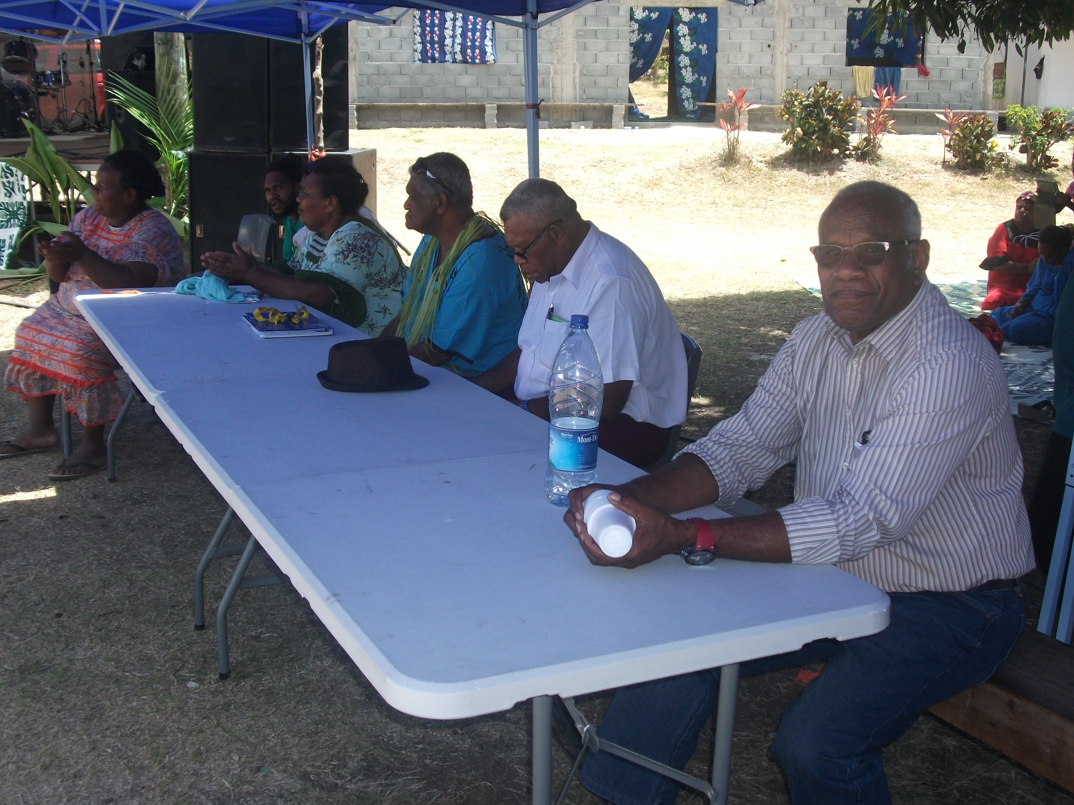 Les responsables des églises : Diacre Laurent NAOUTCHOUE (Eglise Catholique), Pasteur BEINON (Président de l'Eglise Evangélique Libre), Pasteur WAKAINE Wakira (Président de l'EPKNC) pendant le Forum avec les responsables des branches d'activités de l'EPKNC au niveau de la région, ainsi que les anciens envoyés de la Cevaa, Patrick Robert et Olivier HOUDARD lors du Forum. Les responsables des églises : Diacre Laurent NAOUTCHOUE (Eglise Catholique), Pasteur BEINON (Président de l'Eglise Evangélique Libre), Pasteur WAKAINE Wakira (Président de l'EPKNC) pendant le Forum avec les responsables des branches d'activités de l'EPKNC au niveau de la région, ainsi que les anciens envoyés de la Cevaa, Patrick Robert et Olivier HOUDARD lors du Forum.