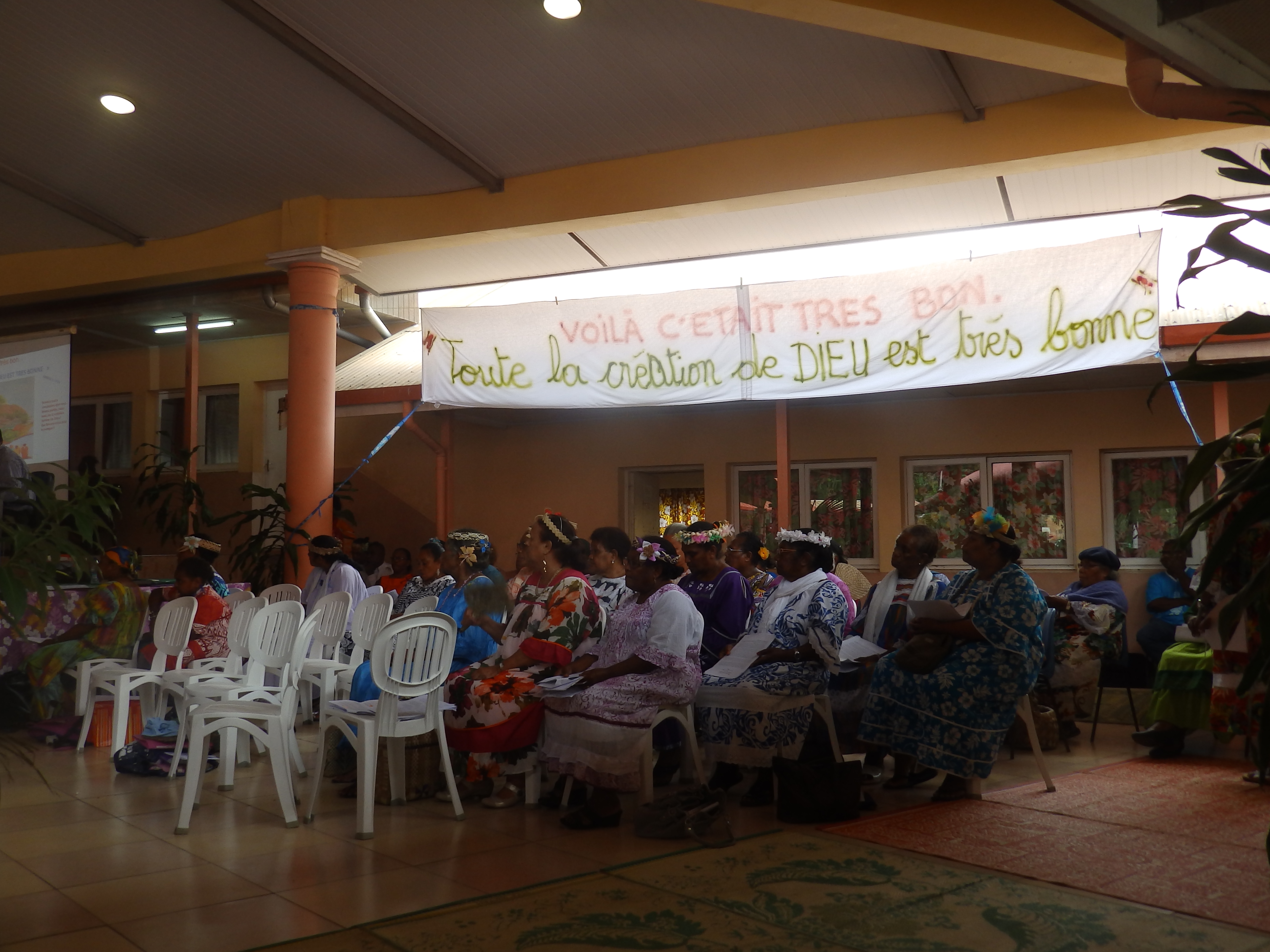 Les mamans du Consistoire de Nouméa avec le thème affiché sur la banderole : " Toute la création de Dieu est très bonne"