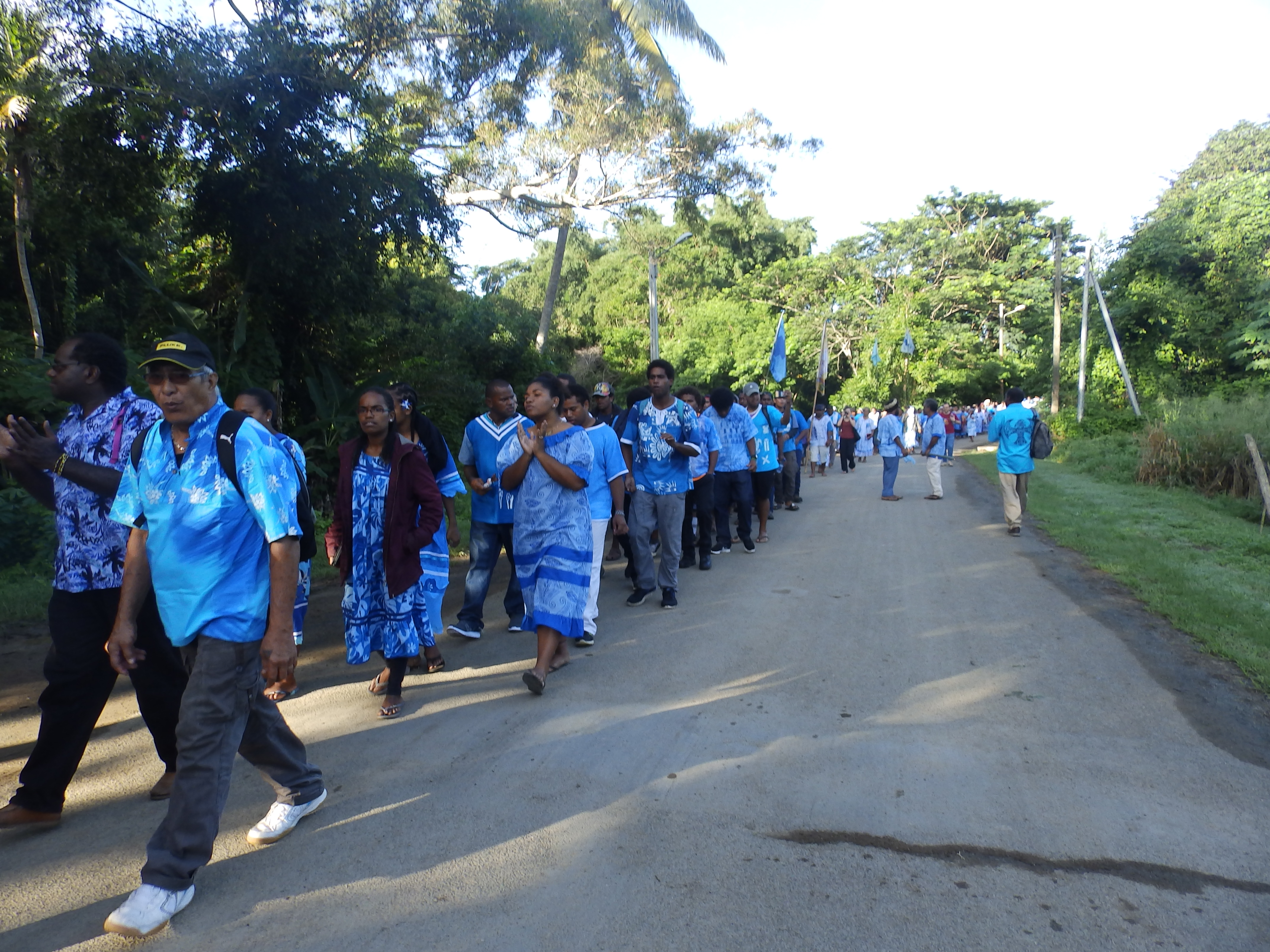 Défilé des délégations vêtues de bleue