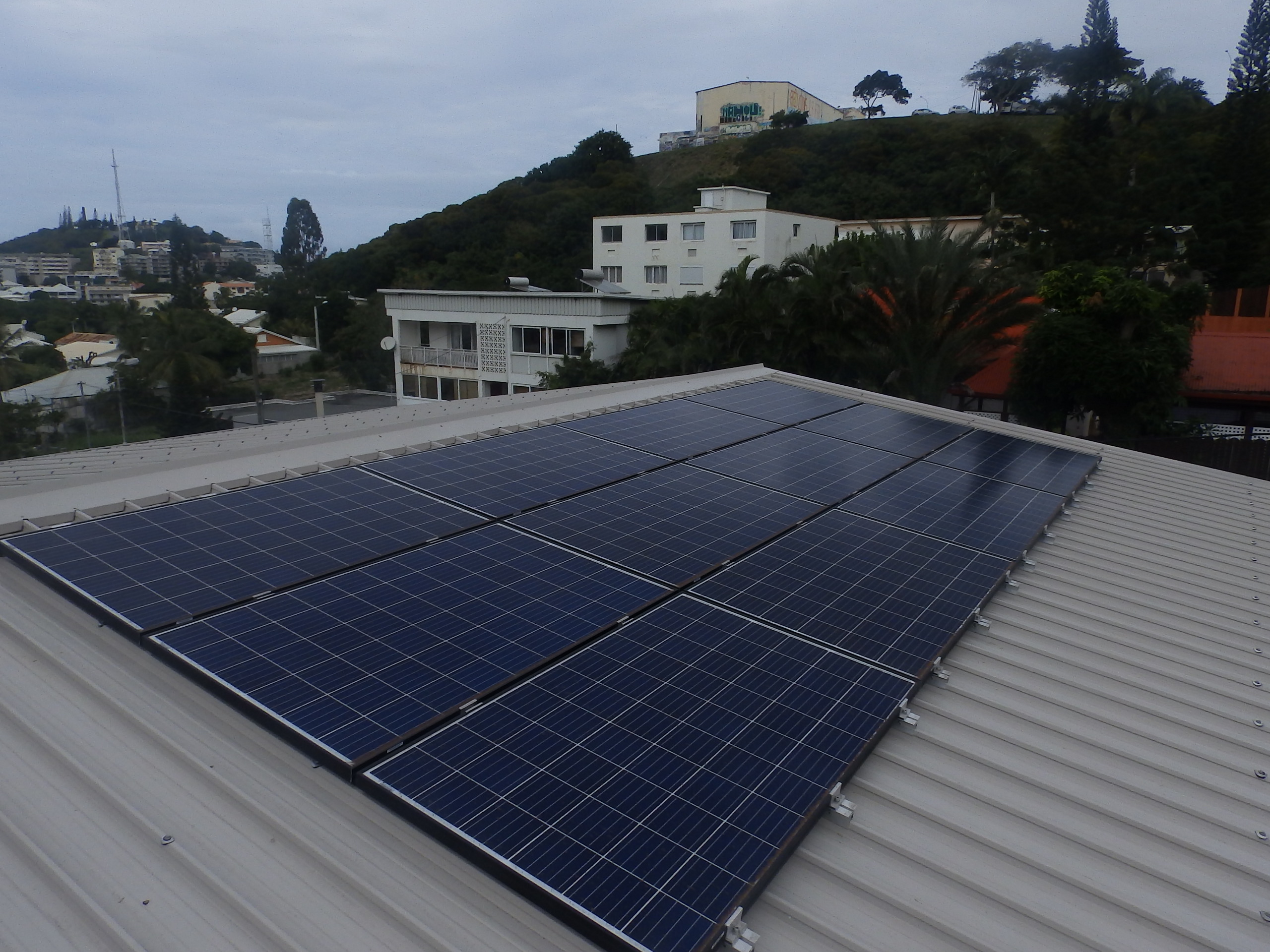 PANNEAUX PHOTOVOLTAÏQUES INSTALLES AU BUREAU DE L'EGLISE A LA VALLEE DU GENIE