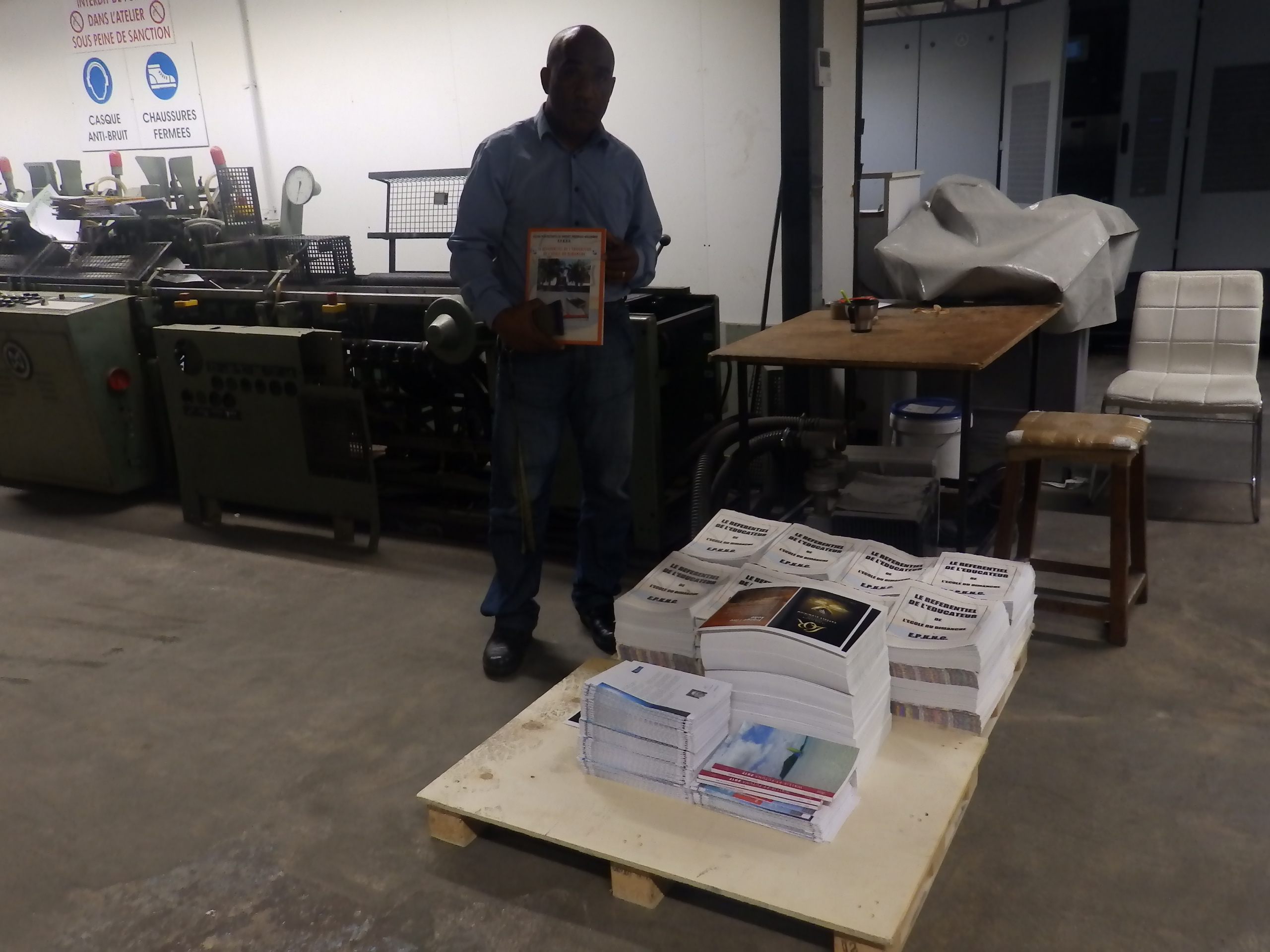 Pasteur Jacky CAWIDRONE dans l'atelier de la maison Artypo