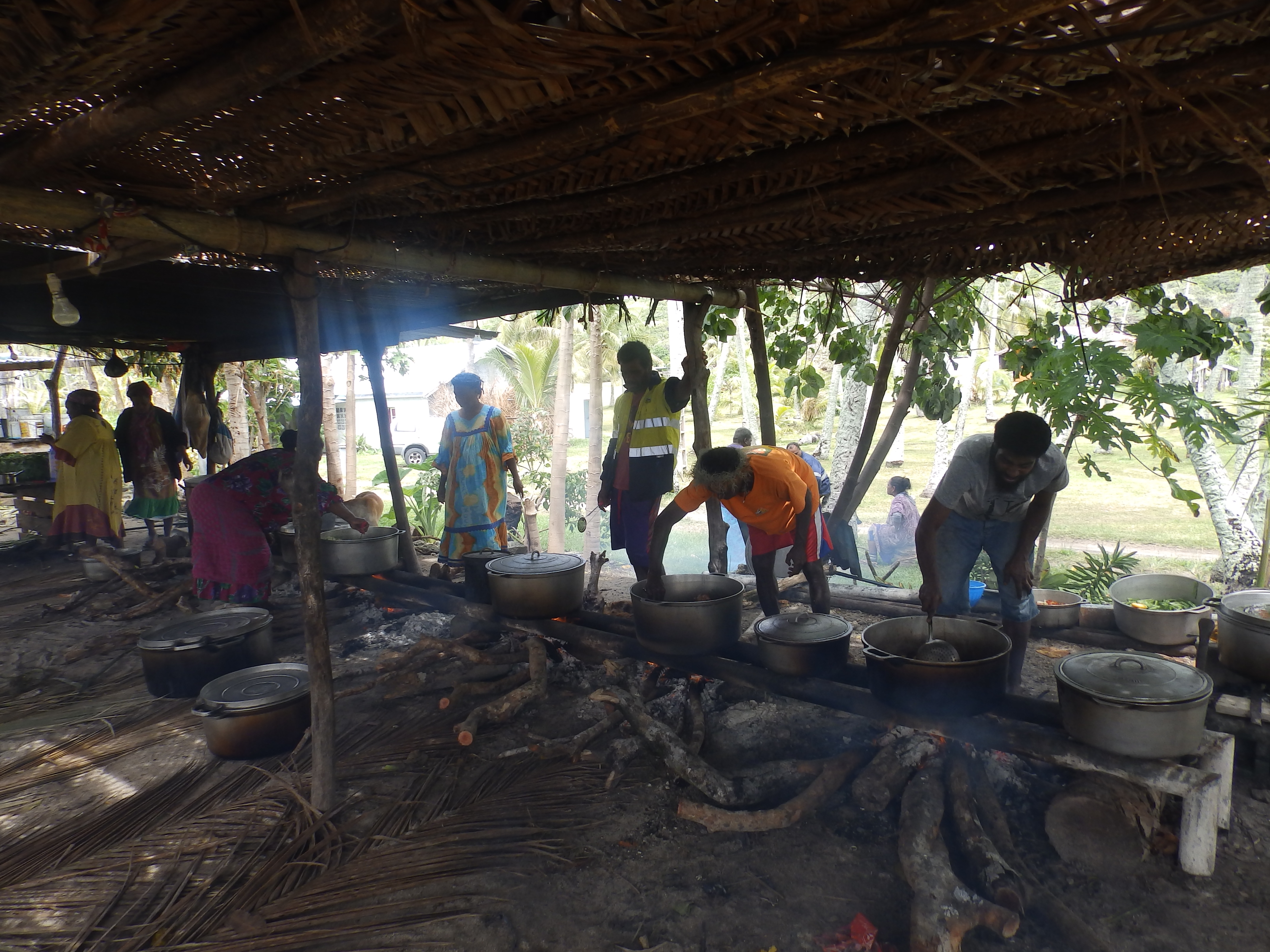 Pendant que les mamans se réunissent, les papas, quant à eux, assurent à la cuisine Pendant que les mamans se réunissent, les papas, quant à eux, assurent à la cuisine
