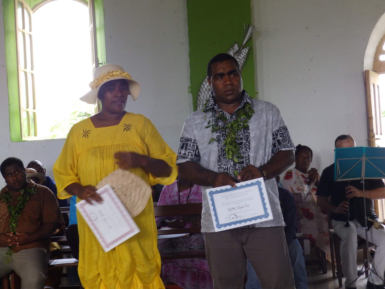 KAUDRE Peter et son épouse avec leurs diplômes exerceront dans la région de Momawe KAUDRE Peter et son épouse avec leurs diplômes exerceront dans la région de Momawe