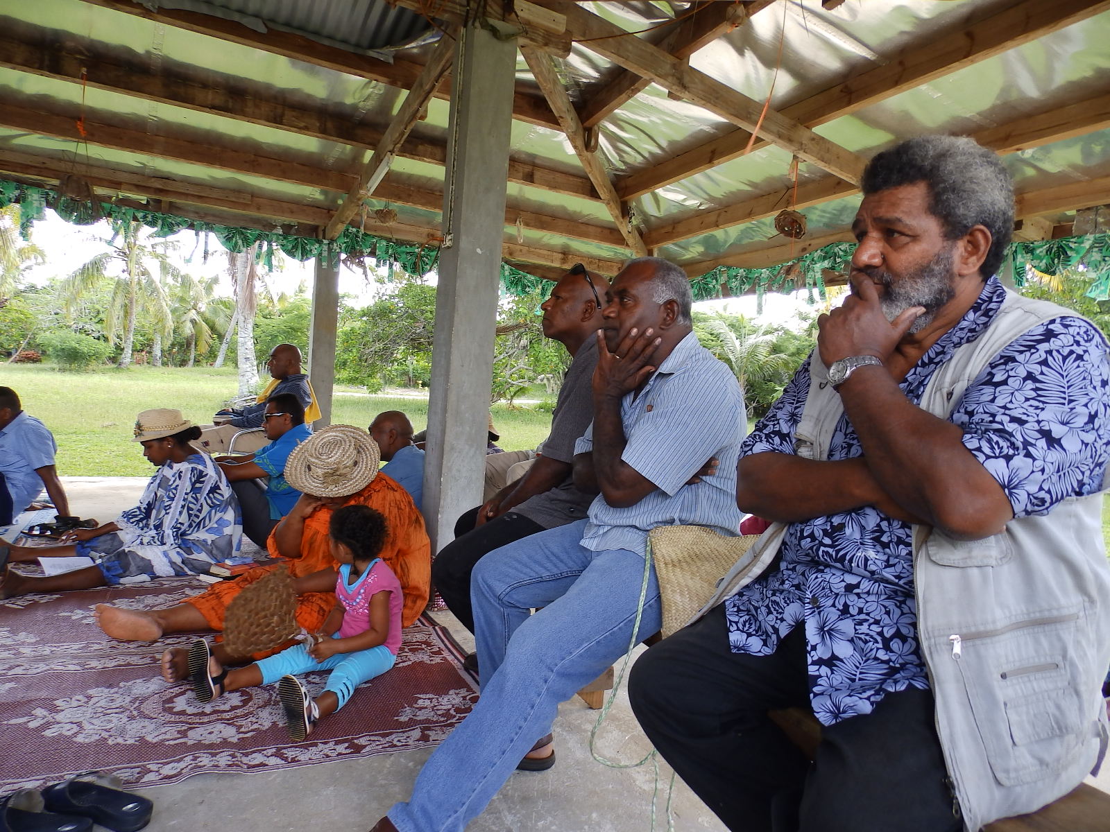 Béthanie et Hnaizianu à Eika de Xépénéhé pour saluer le pasteur et les diacres de la paroisse (geste coutumier) . Béthanie et Hnaizianu à Eika de Xépénéhé pour saluer le pasteur et les diacres de la paroisse (geste coutumier) .