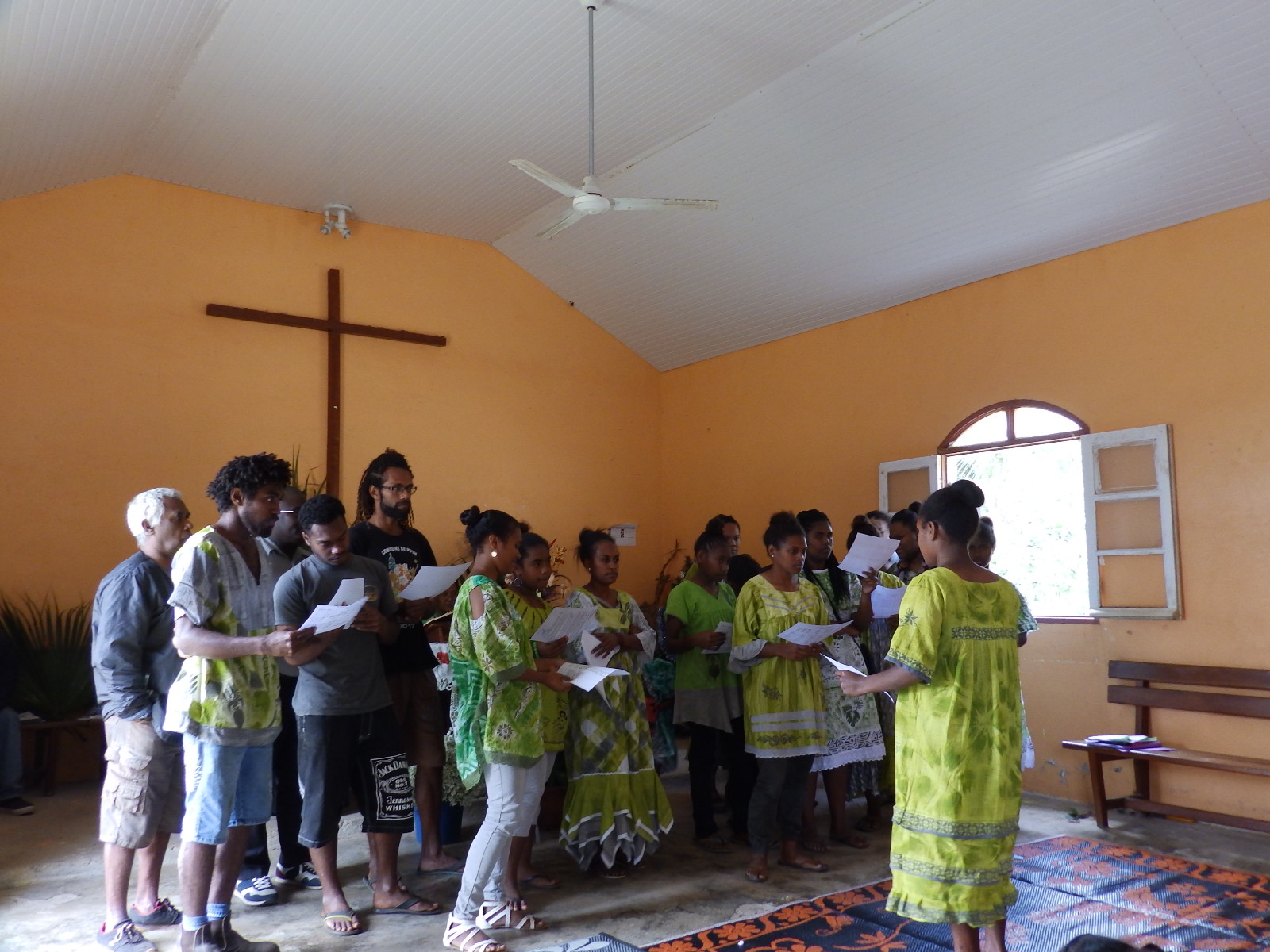 Les jeunes de la paroisse de Thiic interprétant leur doh