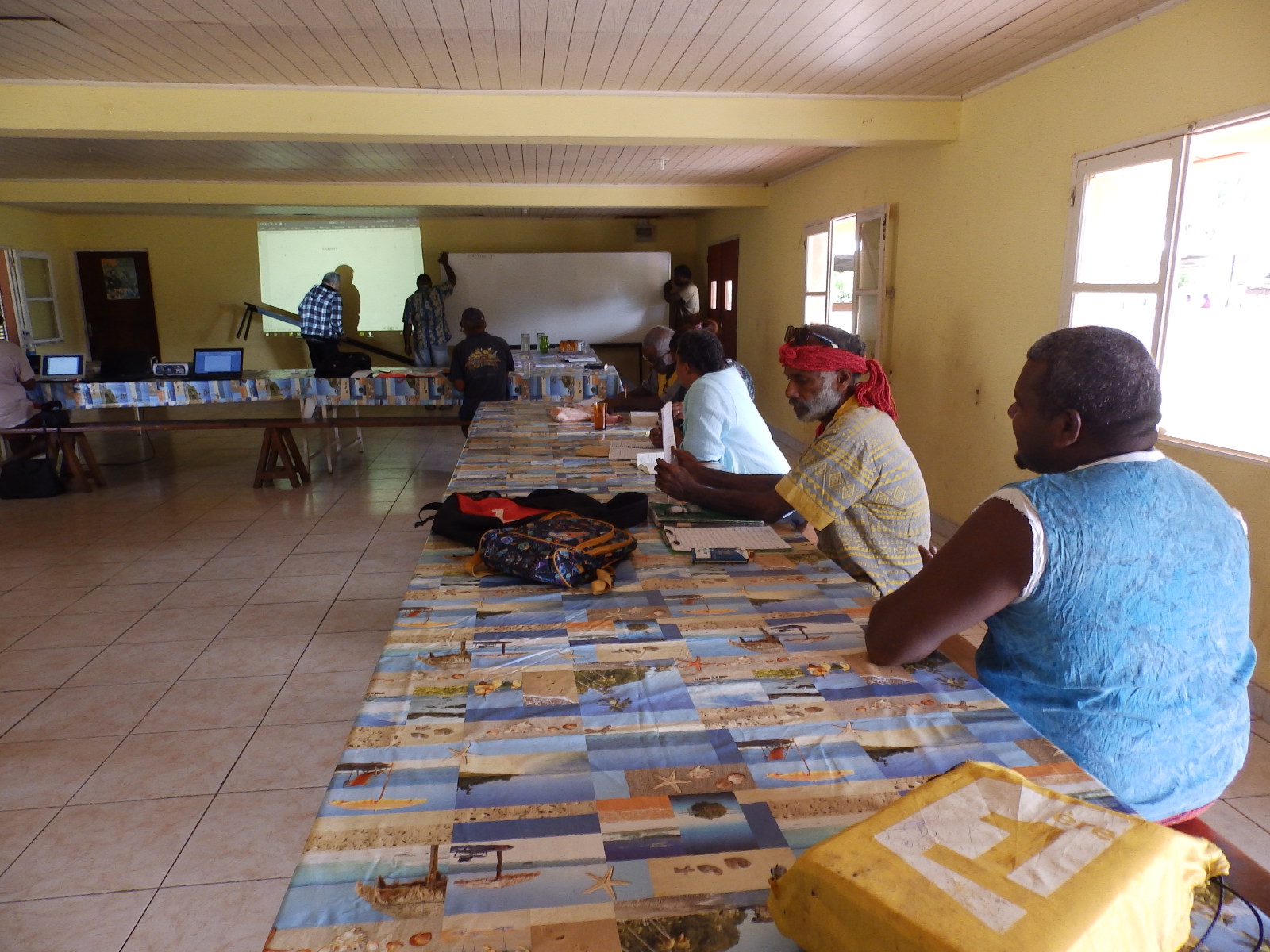 Mise en place dans la salle de la maison commune de la paroisse de Thiic Mise en place dans la salle de la maison commune de la paroisse de Thiic