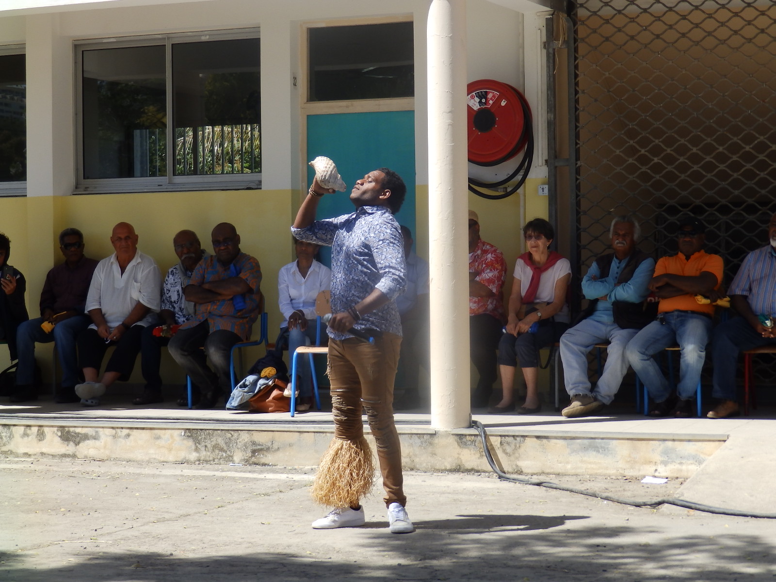 Des artistes, des troupes de danses, des chorales, des groupes de musique ont animé la journée. ici, le slameur Simanë.