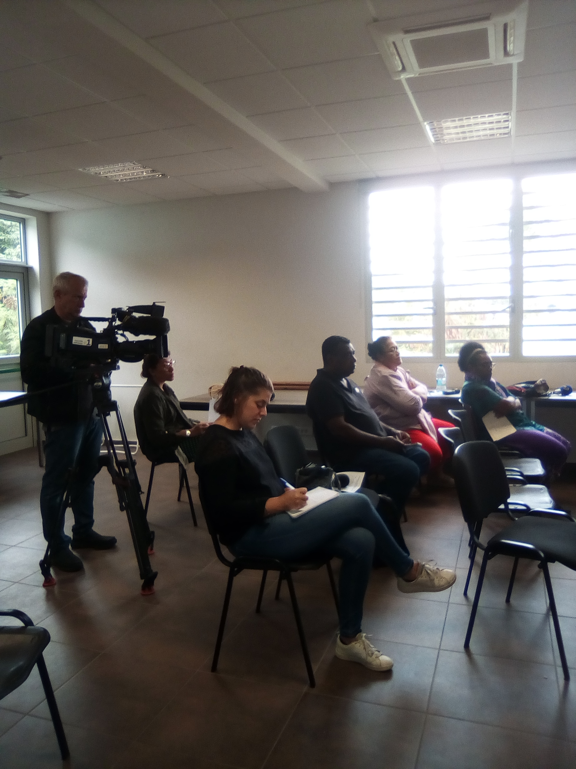 Les médias présents pour la conférence de presse (La 1ère NC, RRB et Radio Djiido