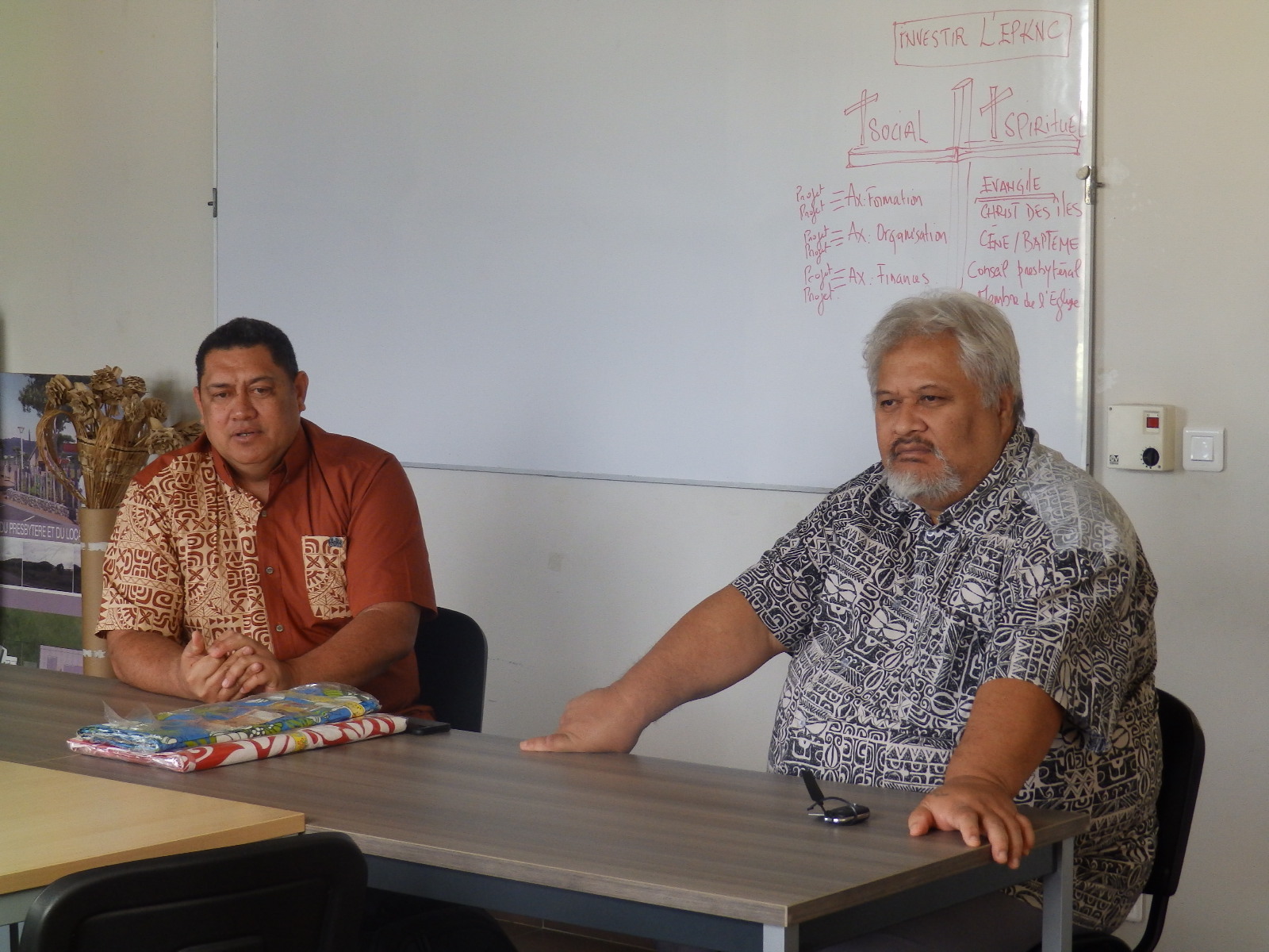 Pasteur Pifao et pasteur Tiare (Pasteur de la paroisse de la vallée du Tir) Pasteur Pifao et pasteur Tiare (Pasteur de la paroisse de la vallée du Tir)